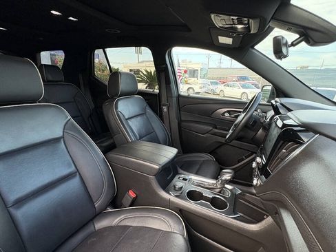 Used 2023 Chevrolet Traverse Premier FWD image 4
