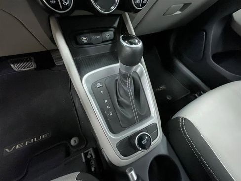 Used 2024 Hyundai Venue SEL image 16