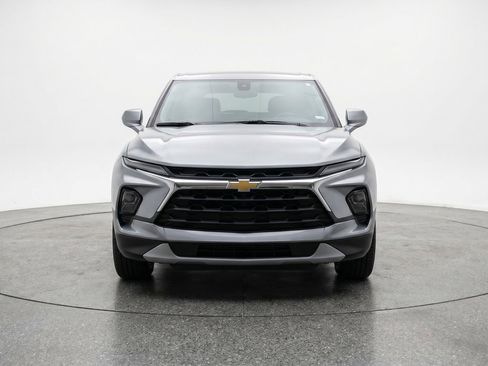 Used 2025 Chevrolet Blazer LT FWD image 2