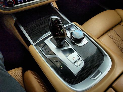Used 2016 BMW 750i image 19