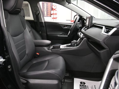 Used 2022 Toyota RAV4 XLE Premium image 27