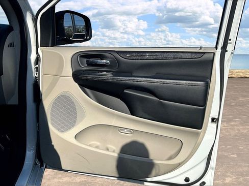 Used 2020 Dodge Grand Caravan SE FWD image 22