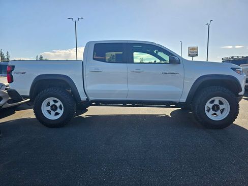 Used 2025 Chevrolet Colorado ZR2 w/ Technology Package AWD/4WD image 2