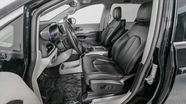 Used 2024 Chrysler Pacifica Touring-L FWD image 14