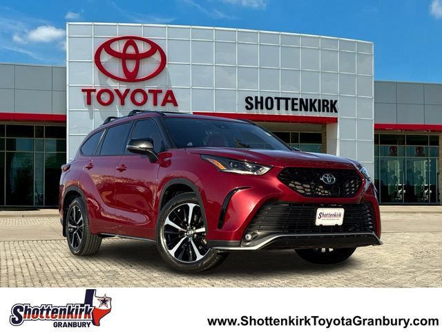 Used 2021 Toyota Highlander XSE FWD image 1