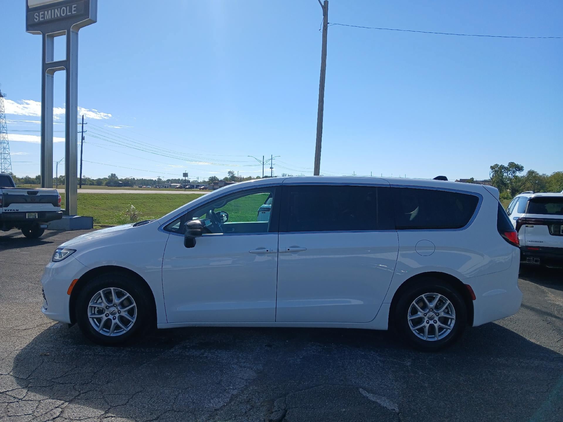 Used 2024 Chrysler Pacifica Touring-L FWD image 2