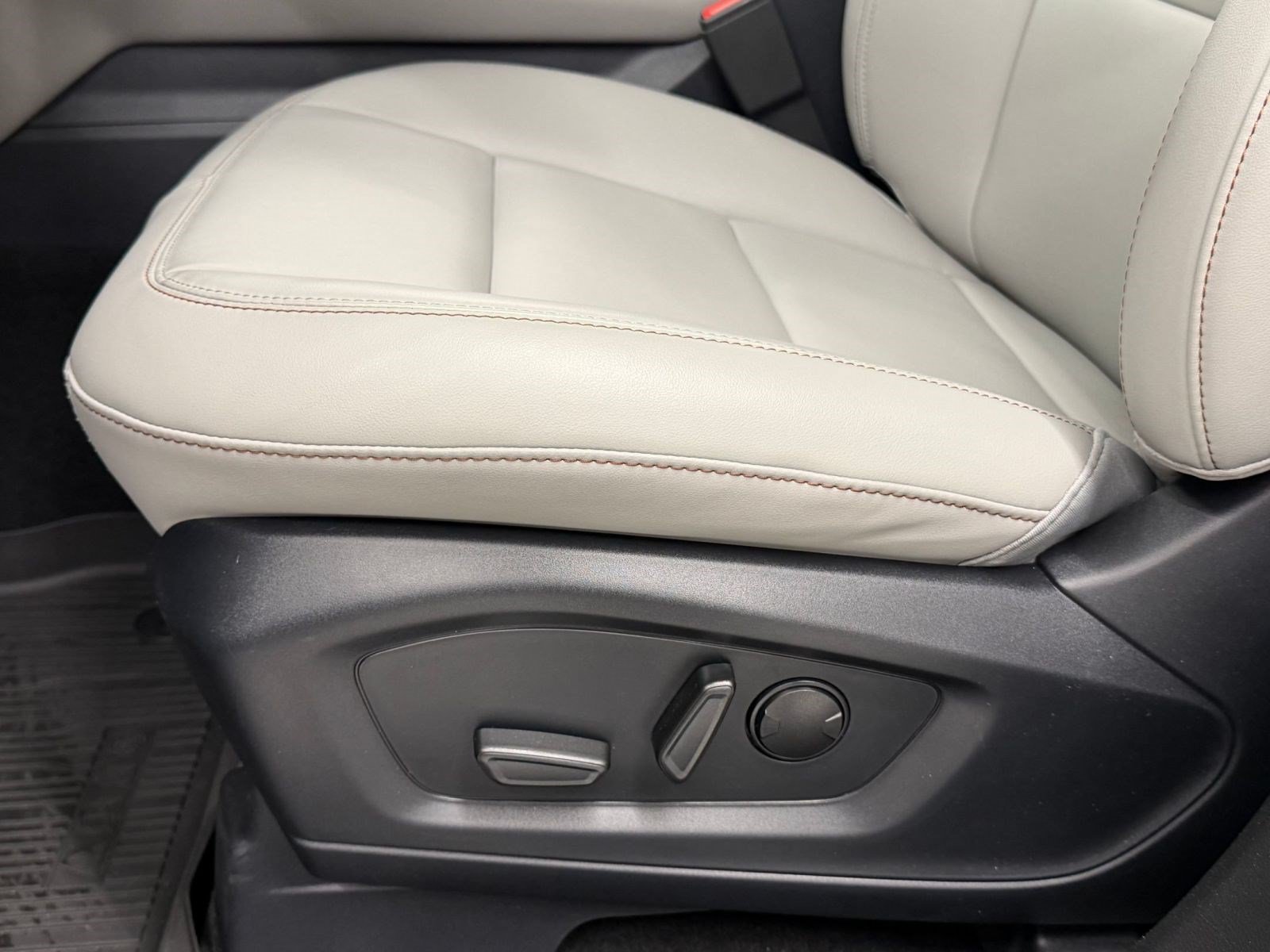 New 2026 Ford Explorer Active w/ Active Comfort Package AWD/4WD image 13