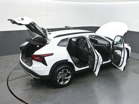 Used 2025 Chevrolet Trax LT FWD image 51