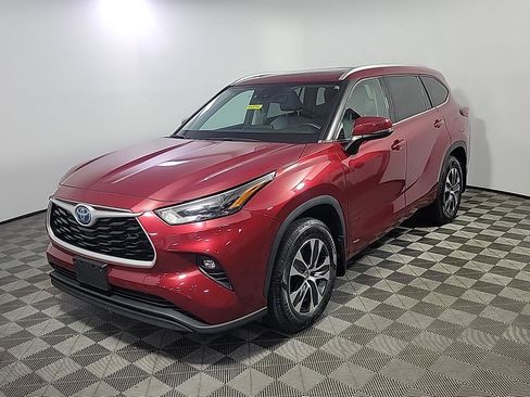 Used 2022 Toyota Highlander XLE AWD/4WD image 12
