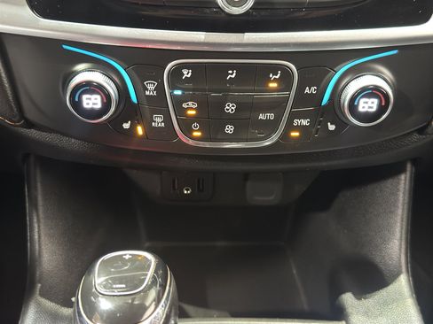 Used 2020 Chevrolet Traverse LT image 33