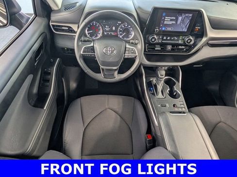 Used 2024 Toyota Highlander LE FWD image 8