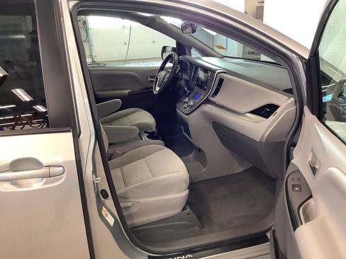 Used 2019 Toyota Sienna LE FWD image 18