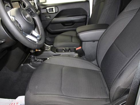 Used 2023 Jeep Gladiator Overland image 18