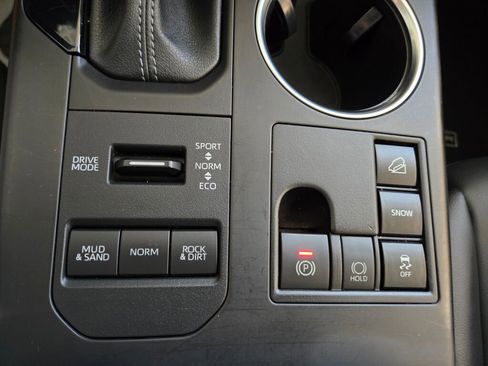 Used 2023 Toyota Highlander XLE image 18