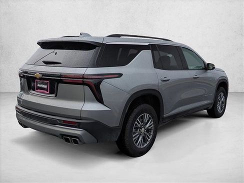 Used 2025 Chevrolet Traverse LT image 5