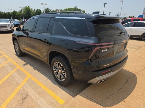 Used 2025 Chevrolet Traverse LT FWD image 3