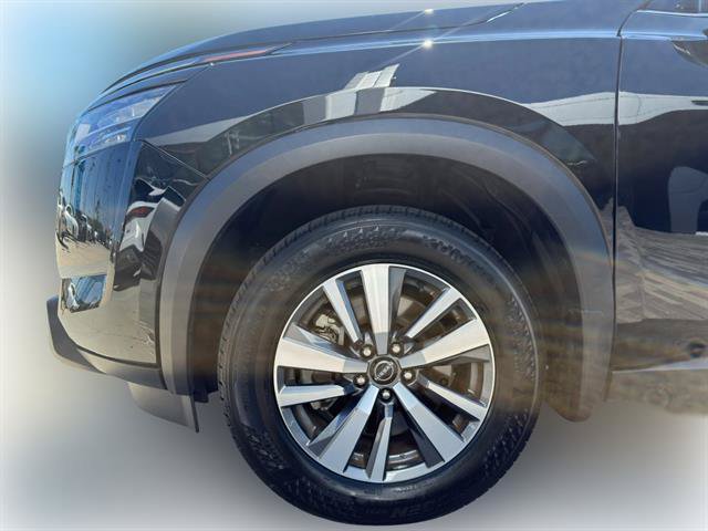 Used 2024 Nissan Pathfinder SL w/ Black Appearance Package FWD image 4