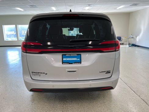 Used 2023 Chrysler Pacifica Limited w/ Uconnect Theater Family Group image 6