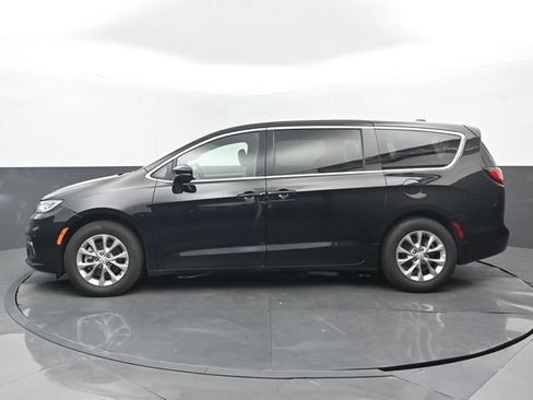 Used 2026 Chrysler Pacifica Limited FWD image 7