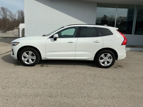 Used 2022 Volvo XC60 B5 Momentum image 2