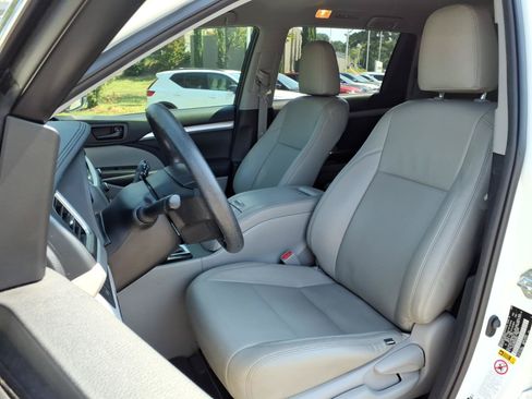 Used 2019 Toyota Highlander LE FWD image 2