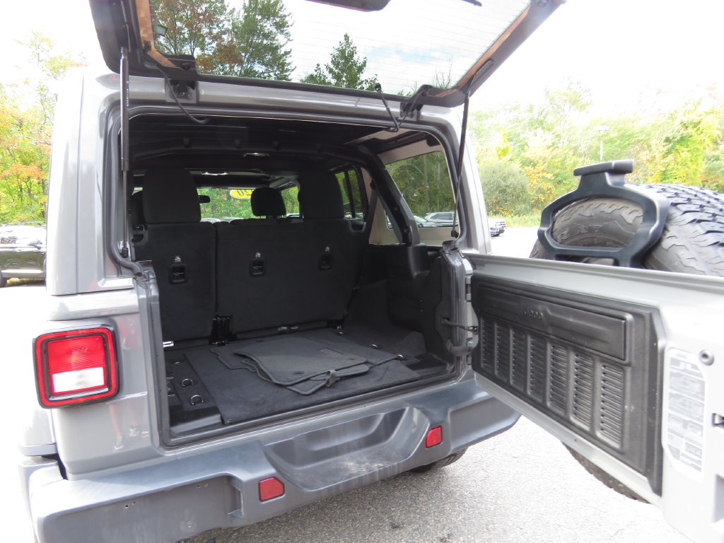 Used 2020 Jeep Wrangler Unlimited Sahara w/ Cold Weather Group AWD/4WD image 16