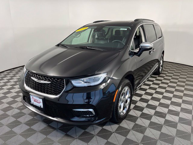 Used 2023 Chrysler Pacifica Limited AWD/4WD image 3