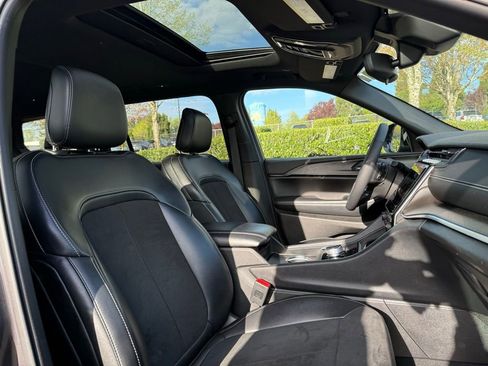 Used 2024 Jeep Grand Cherokee L Laredo image 25