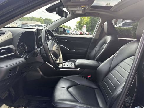 Used 2022 Toyota Highlander XLE AWD/4WD image 17