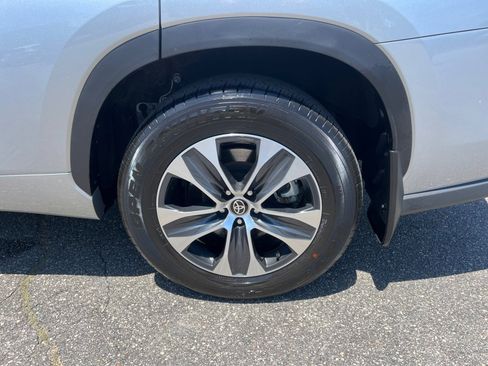 Used 2025 Toyota Highlander XLE AWD/4WD image 25