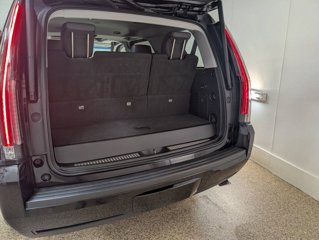 Used 2018 Cadillac Escalade Premium Luxury AWD/4WD image 18