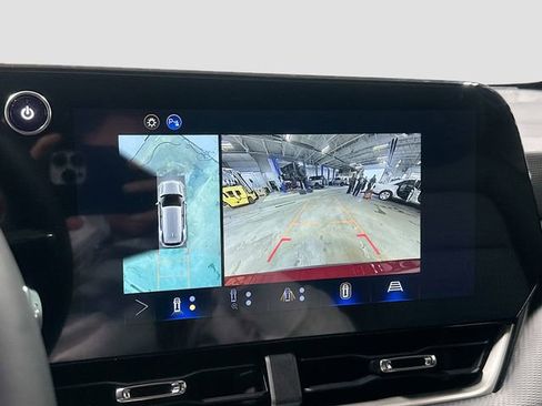 New 2026 Chevrolet Equinox LT w/ Safety and Technology Package FWD image 17