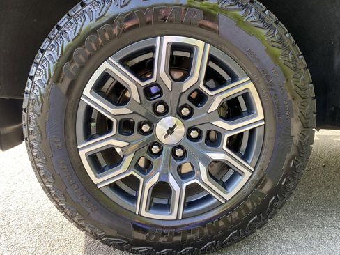 Used 2024 Chevrolet Colorado Z71 w/ Z71 Convenience Package 2 image 44