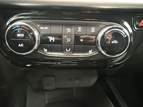 Used 2025 Chevrolet Trax LT w/ LT Convenience Package image 17