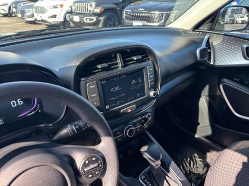 Used 2025 Kia Soul LX w/ LX Technology Package FWD image 17