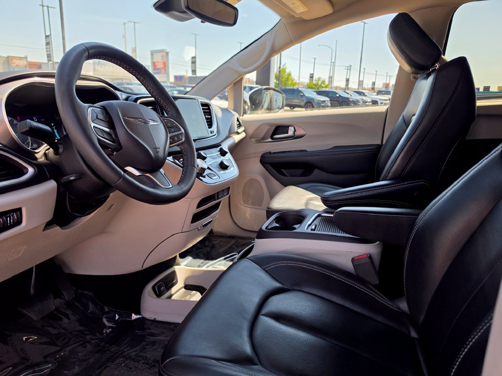 Used 2023 Chrysler Pacifica Touring-L FWD image 9