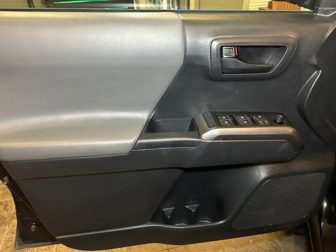 Used 2022 Toyota Tacoma SR5 AWD/4WD image 20
