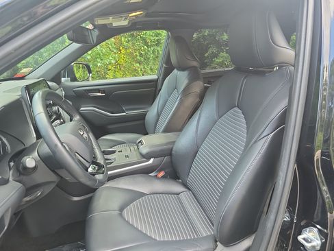 Used 2021 Toyota Highlander XSE FWD image 17