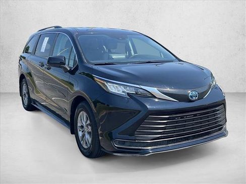 Certified 2023 Toyota Sienna LE FWD image 3