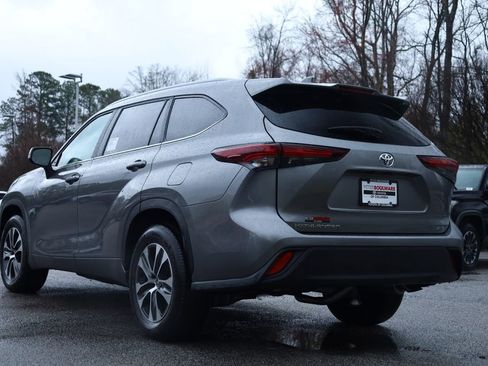 Used 2025 Toyota Highlander XLE image 3