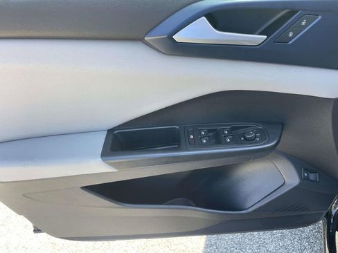 Certified 2022 Volkswagen Taos SE FWD image 15