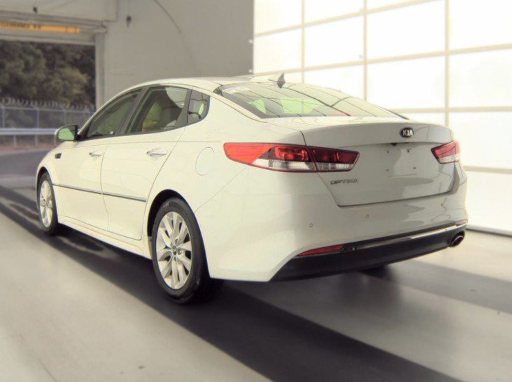 Used 2018 Kia Optima LX w/ 17" Alloy Wheels Package FWD image 4
