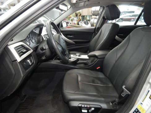 Used 2018 BMW 320i xDrive 320i xDrive AWD w/ Convenience Package image 16