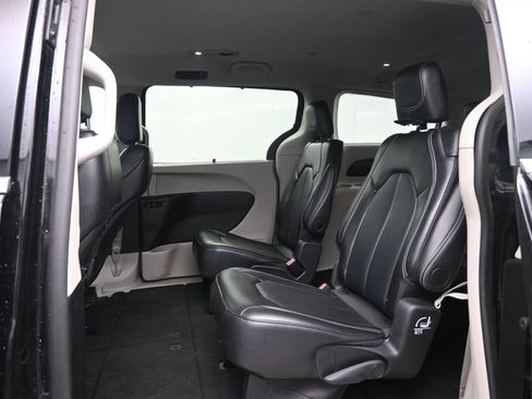 Used 2024 Chrysler Pacifica Touring-L FWD image 23