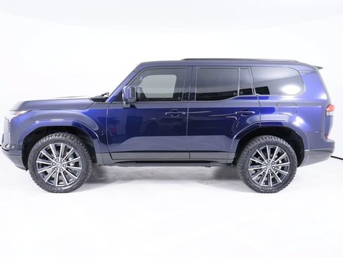 Used 2025 Lexus GX 550 w/ Accessory Package (2T) AWD/4WD image 2