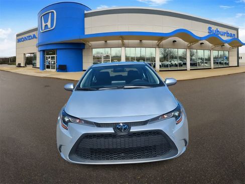 Used 2025 Toyota Corolla LE image 3