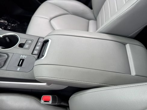 Used 2022 Toyota Highlander XLE AWD/4WD image 27