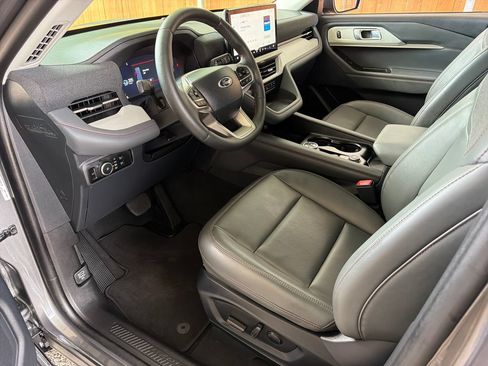 Used 2026 Ford Explorer Active w/ Active Comfort Package RWD image 2