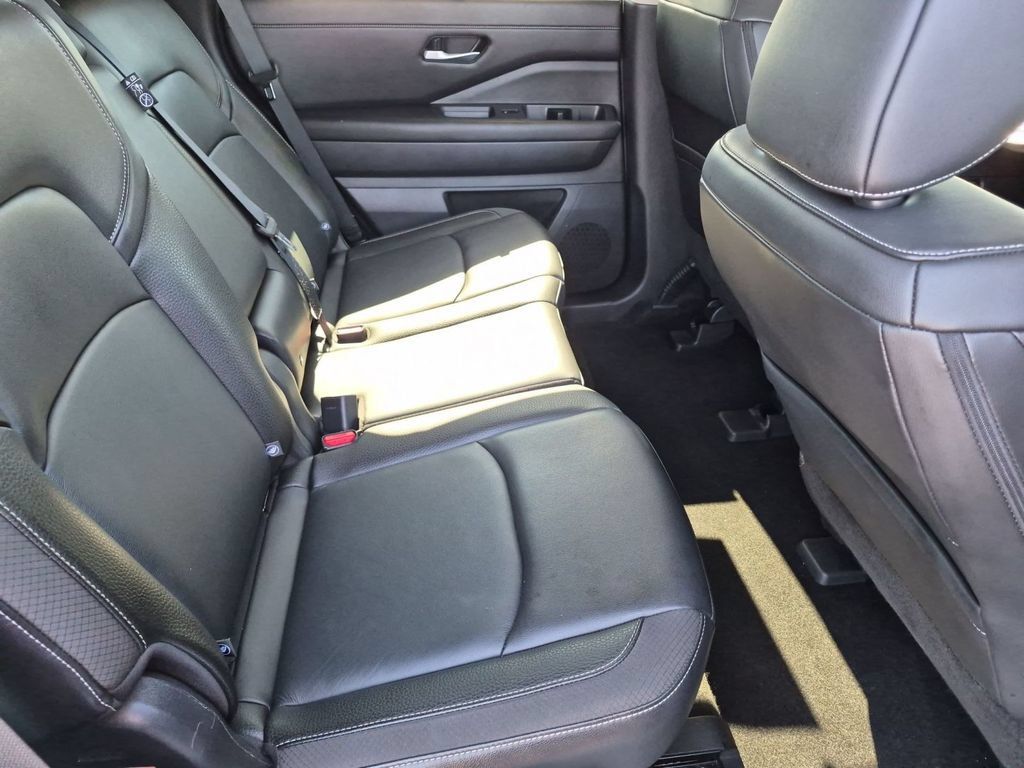 Used 2025 Nissan Pathfinder SL AWD/4WD image 31