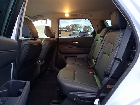 New 2025 Nissan Pathfinder SL image 6